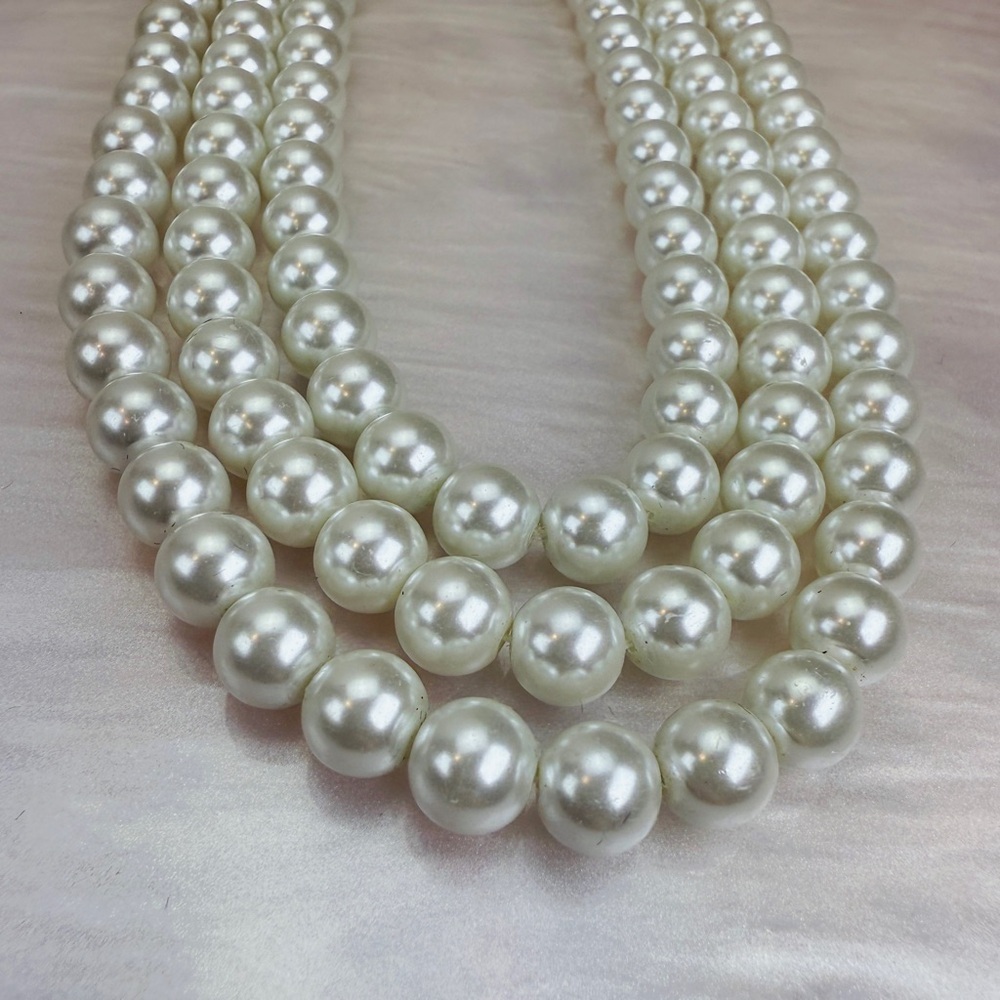 Vintage Elegant 3 strand Faux Pearl White Weighted Necklace - Picture 8 of 13